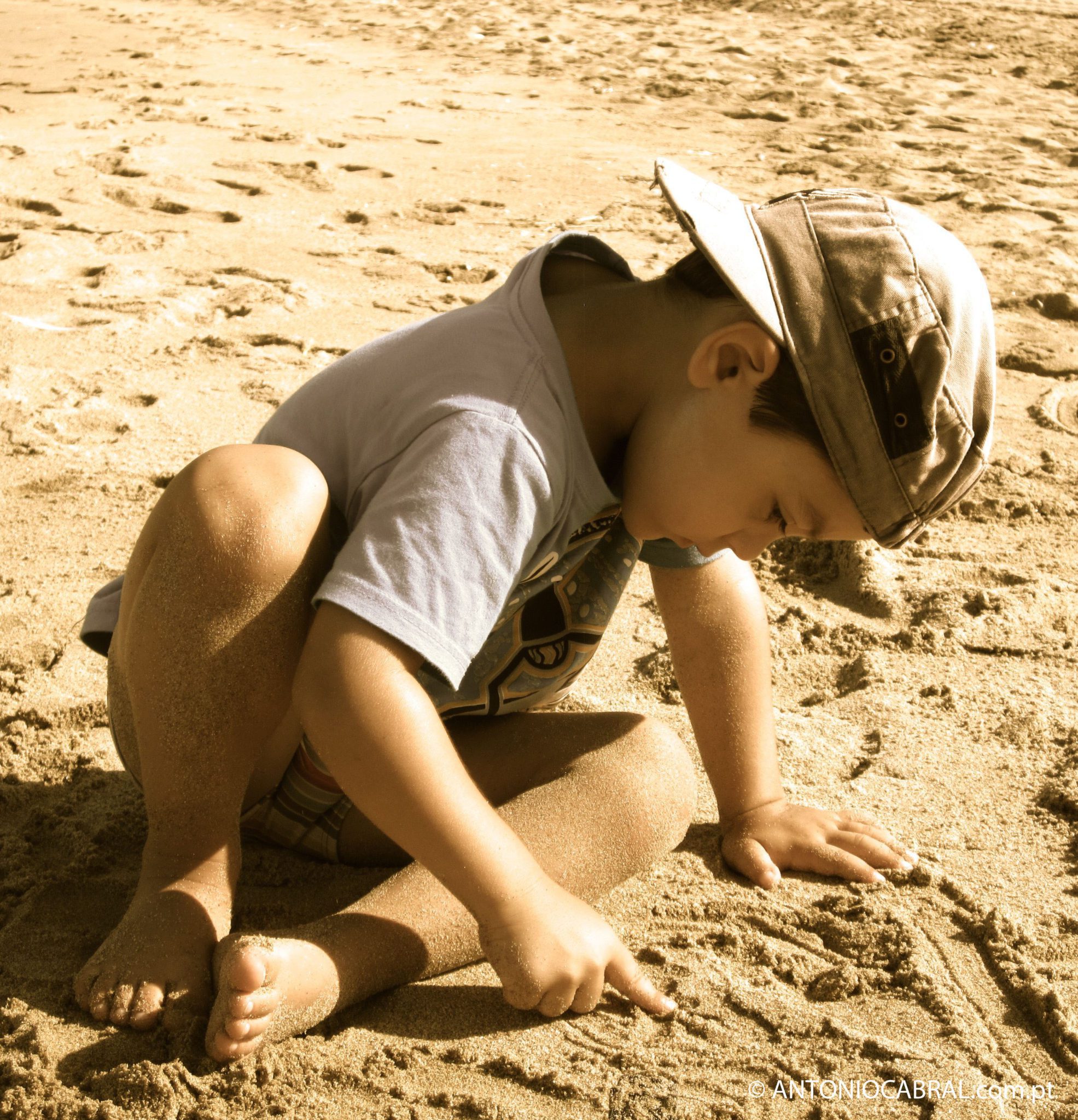Criança a brincar com areia