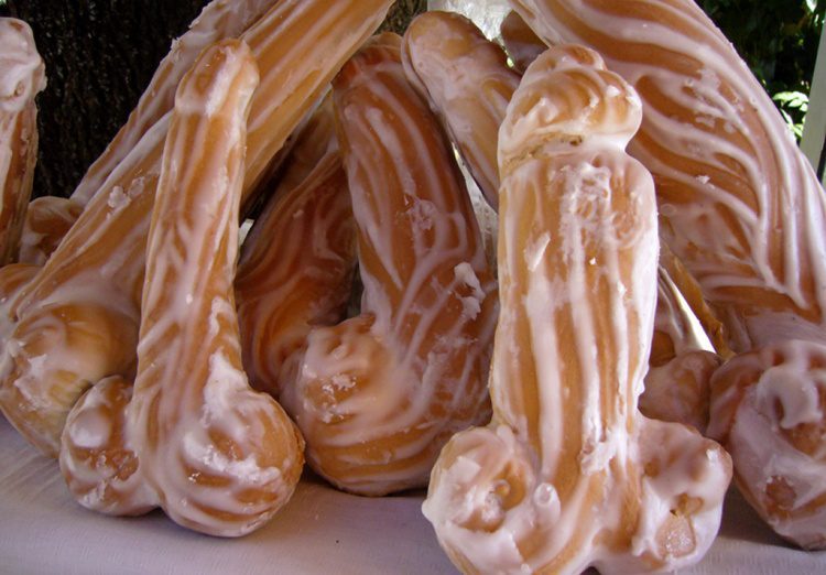 Quilhõezinhos de S. Gonçalo, doce de forma fálica popular durante as festas amarantinas.