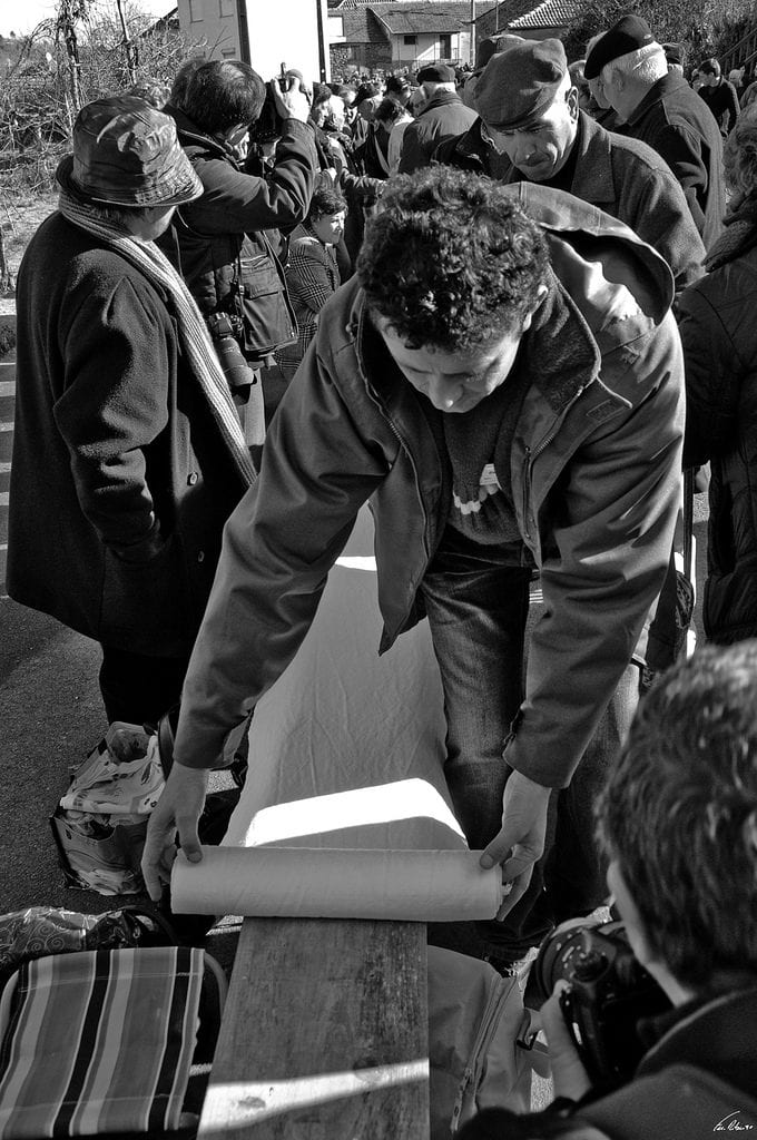 Estendendo a toalha de linho. Foto por Fernando DC Ribeiro.