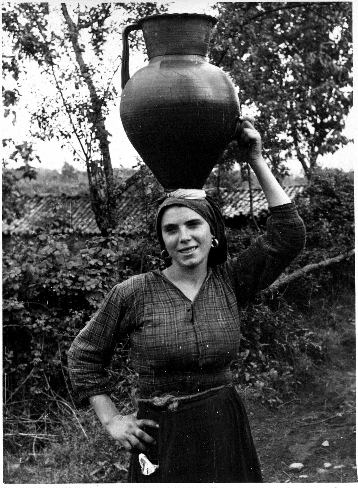 Mulher de Parada de Gatim com cântaro à cabeça. Autoria provável de Santos Júnior.