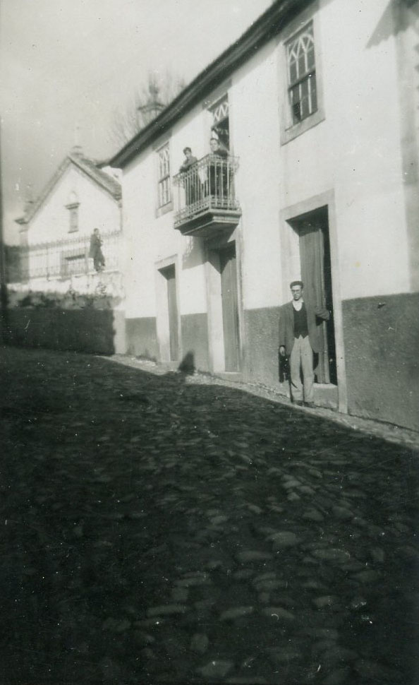 A casa junto à igreja de Castedo do Douro onde António Cabral nasceu e passou parte da sua infância (do espólio de António Cabral).